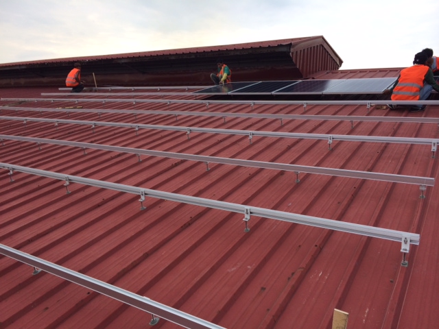 Sistema de instalación solar de ángulo L de techo de tejas de acero de 200kw-Color