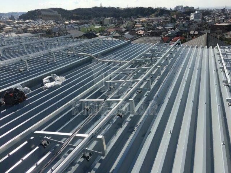Sistema de montaje fotovoltaico solar con trípode para techo de tejas de acero de color 520kw